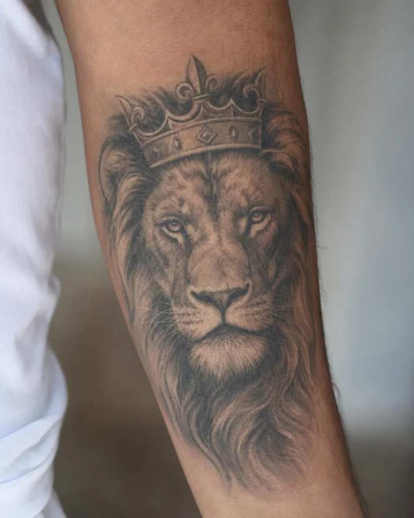 Lew w koronie - przedramię