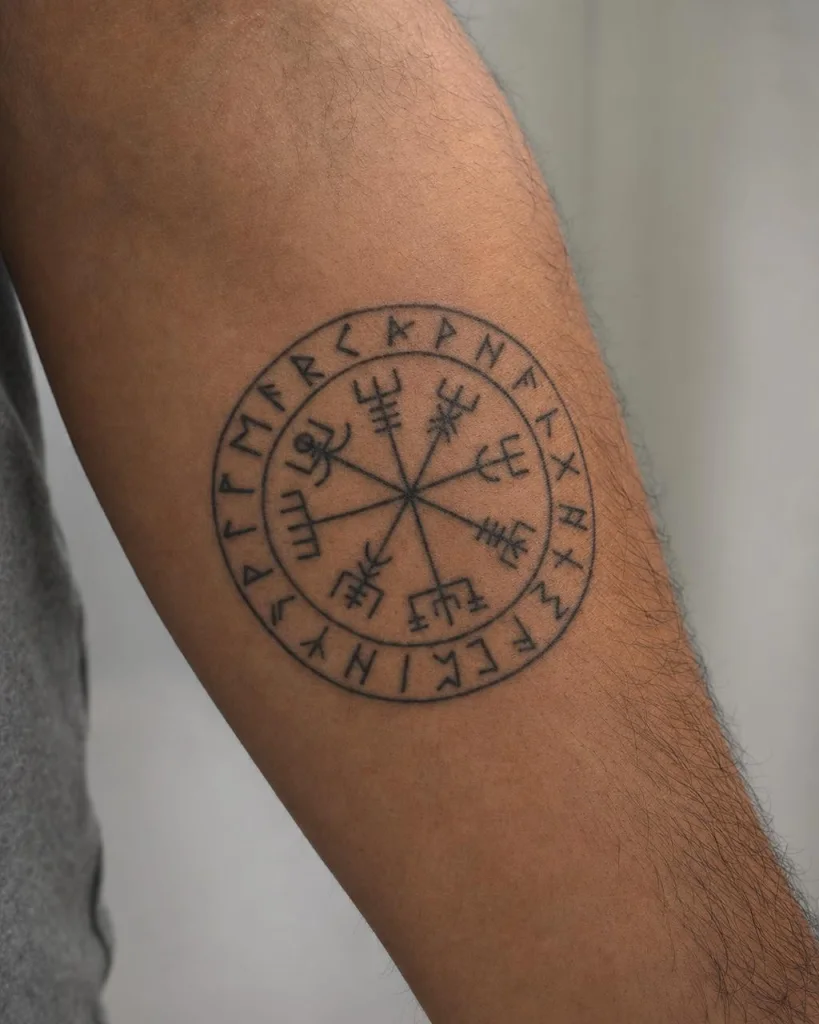 Vegvisir - przedramię